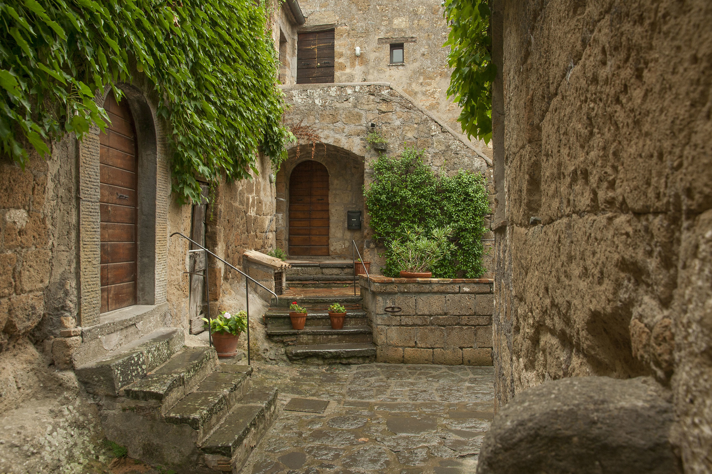 Civita di Bagnoregio  (vt), scorci, pioggia e fiori...