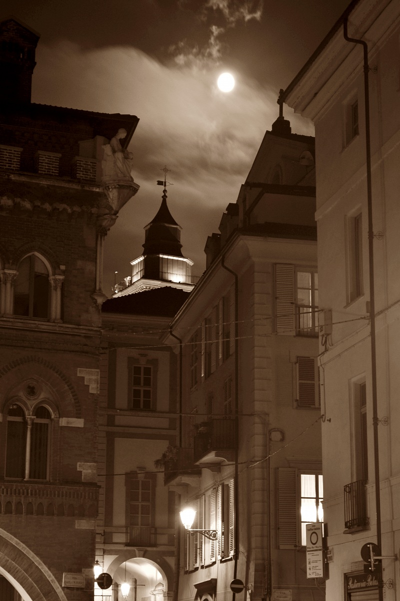 torre civica di Cuneo in notturna...