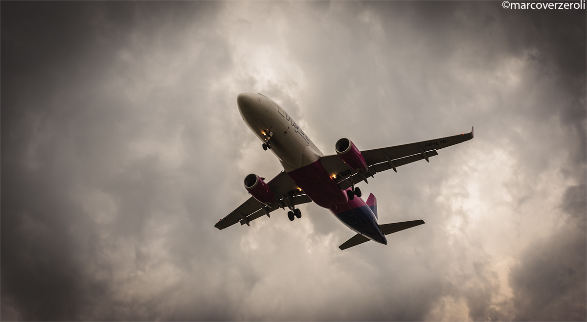 Airbus a320-232 Wizz Air landing...