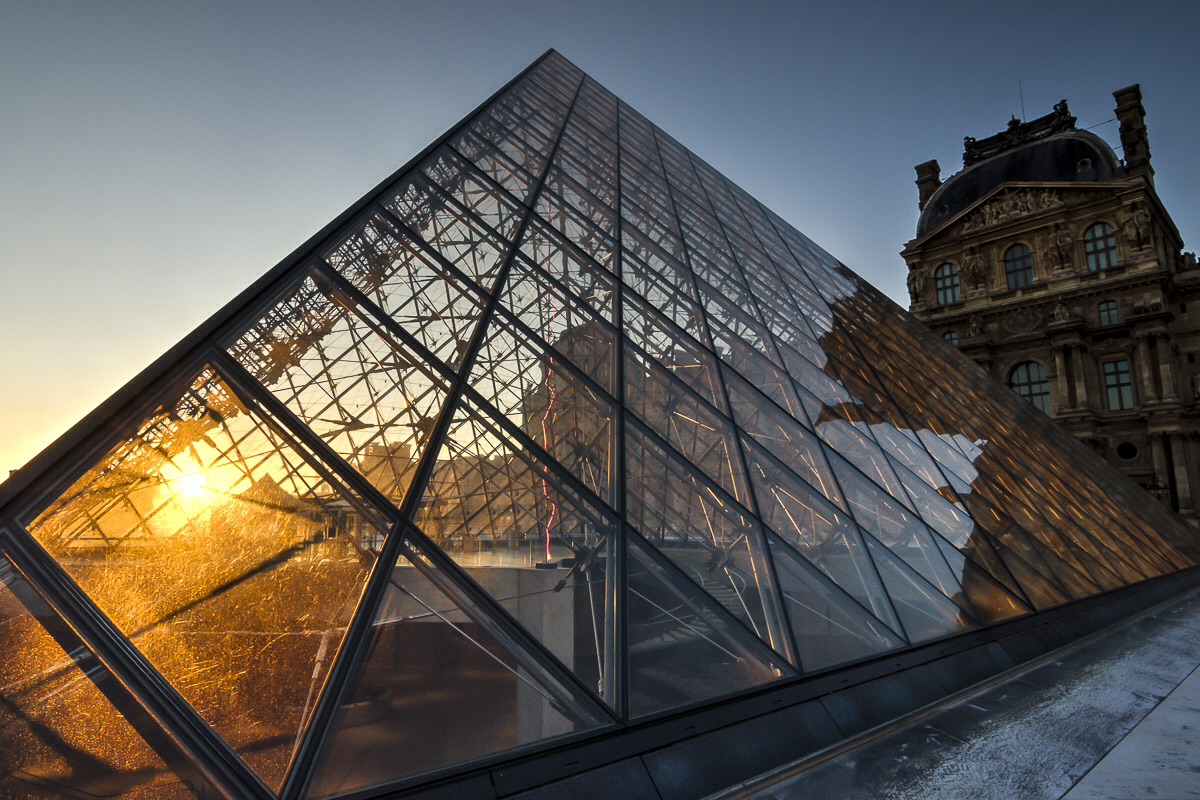 Louvre, the pyramid du .......