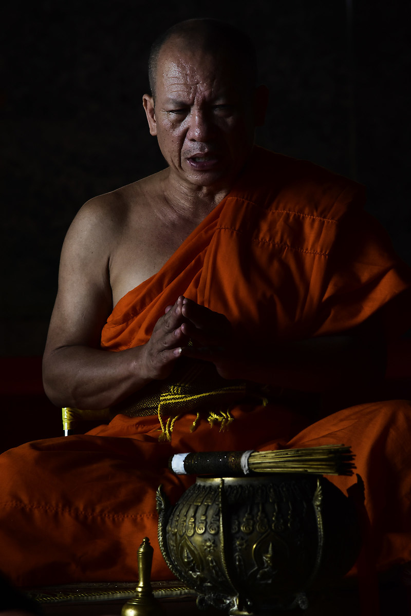Monaco buddista in preghiera - Chiang Mai...