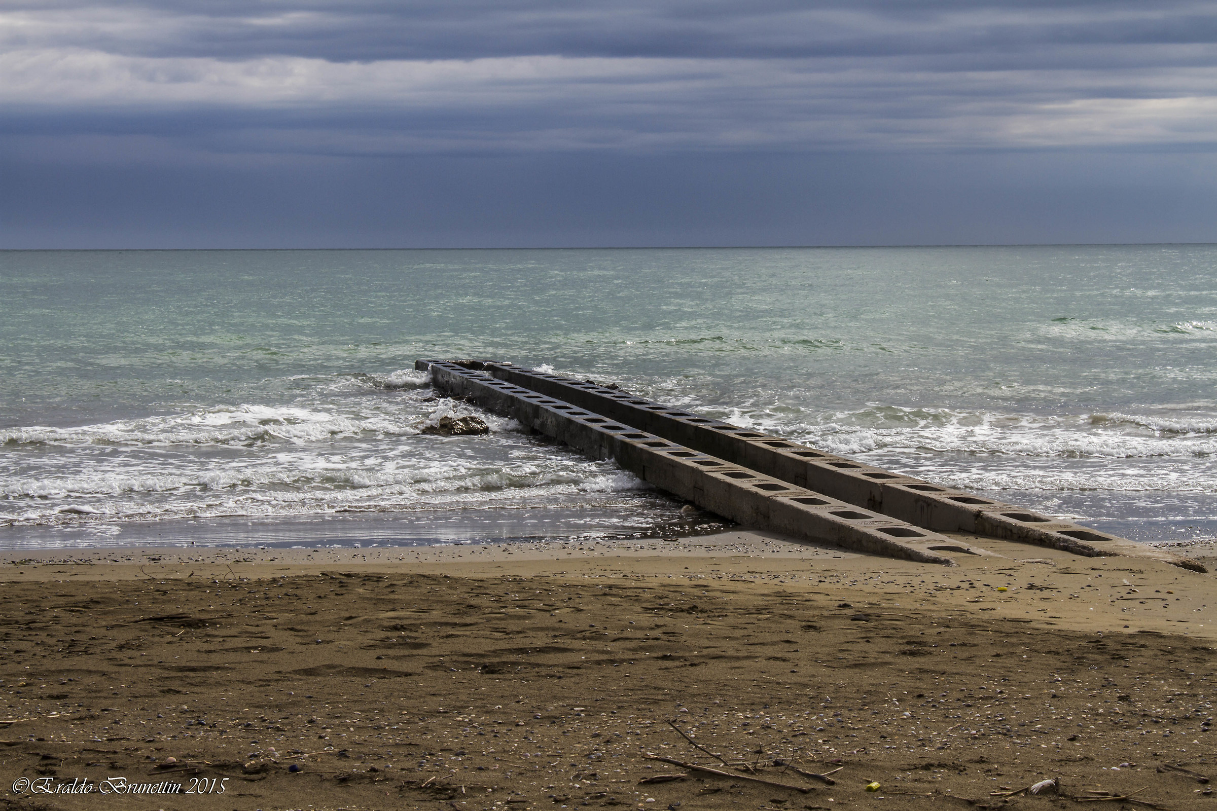 Caorle, barriere frangiflutti, a porto Santa Margherita...