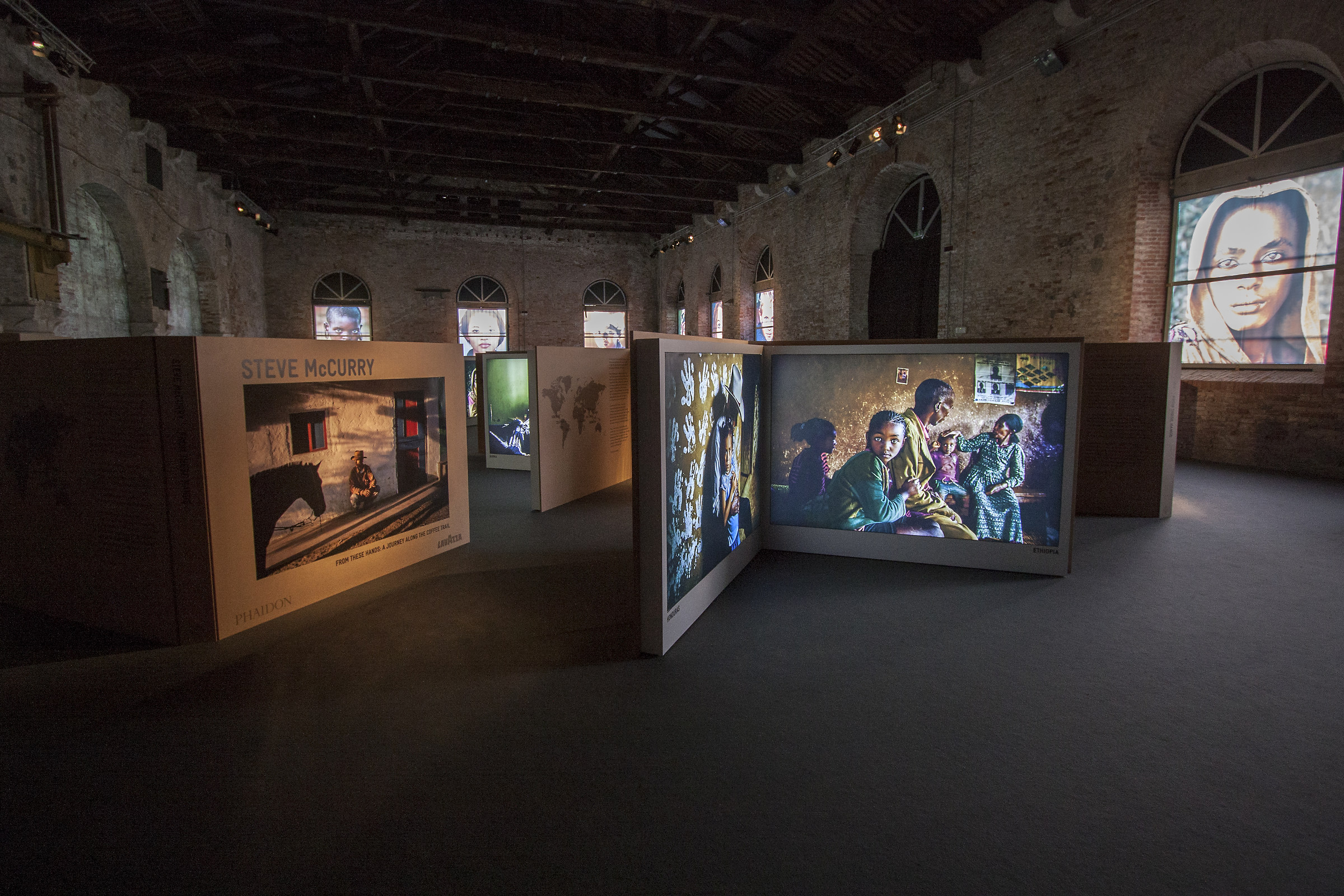 Steve McCurry exhibition in Venice - stand...