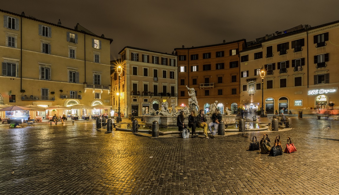 Invisible seller of handbags, Piazza Navona...
