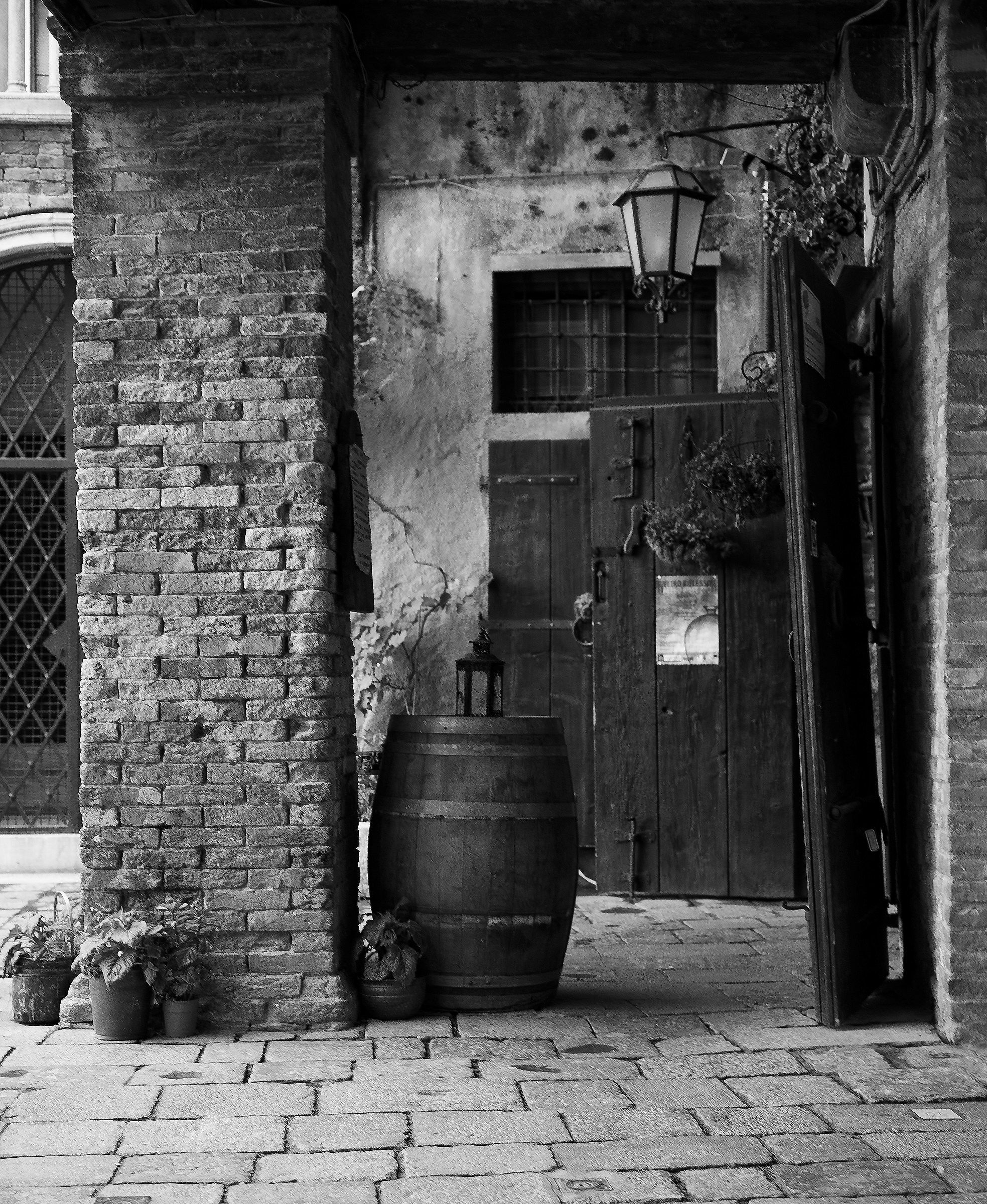 The barrel in the Campiello del Remer (Venice)...