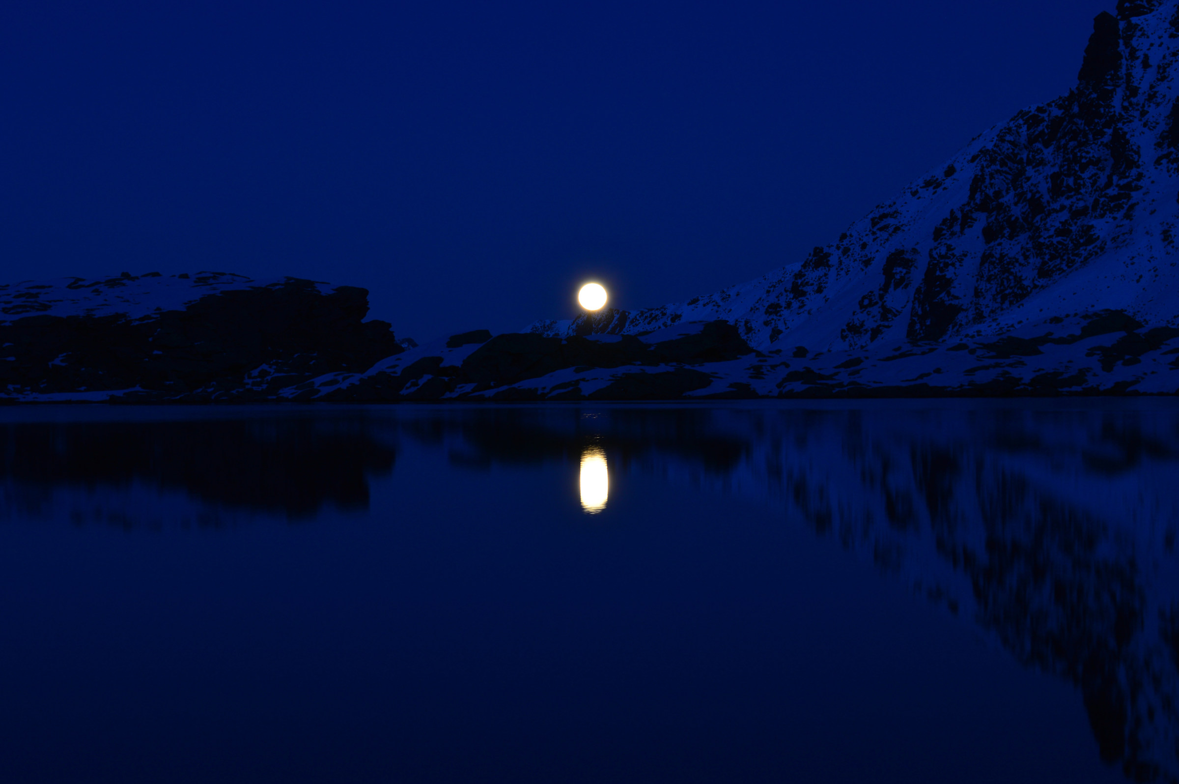 Moonrise Lake Corvo...