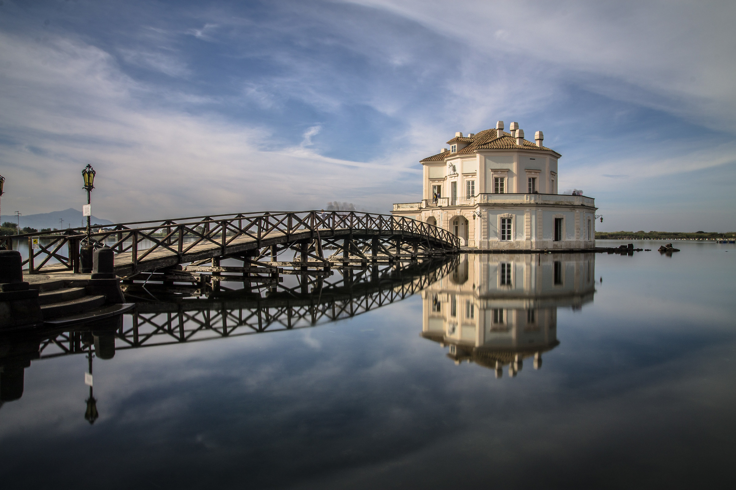 Casina d'oro su lago di seta...