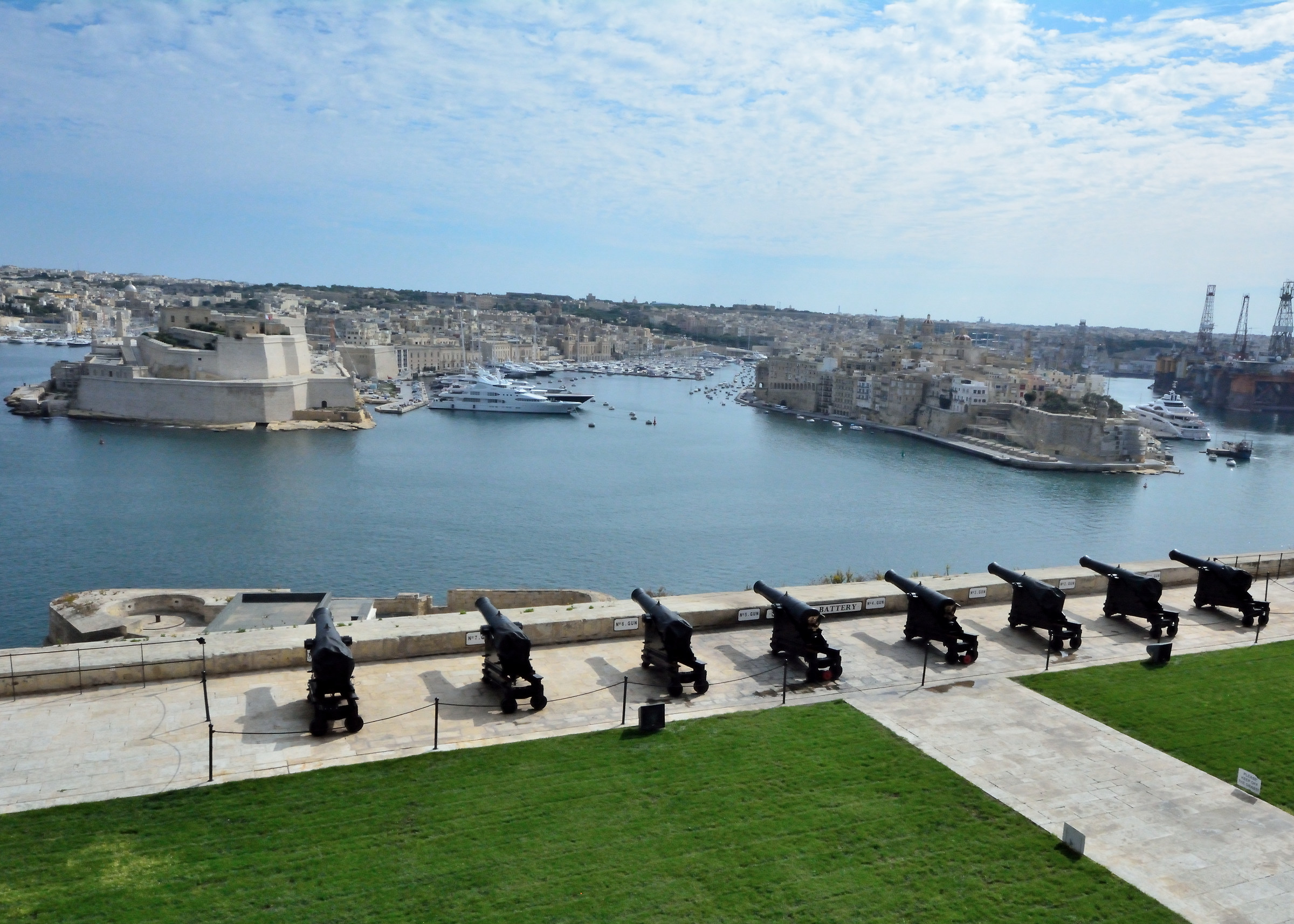 I cannoni del Barracca Garden Valletta Malta...