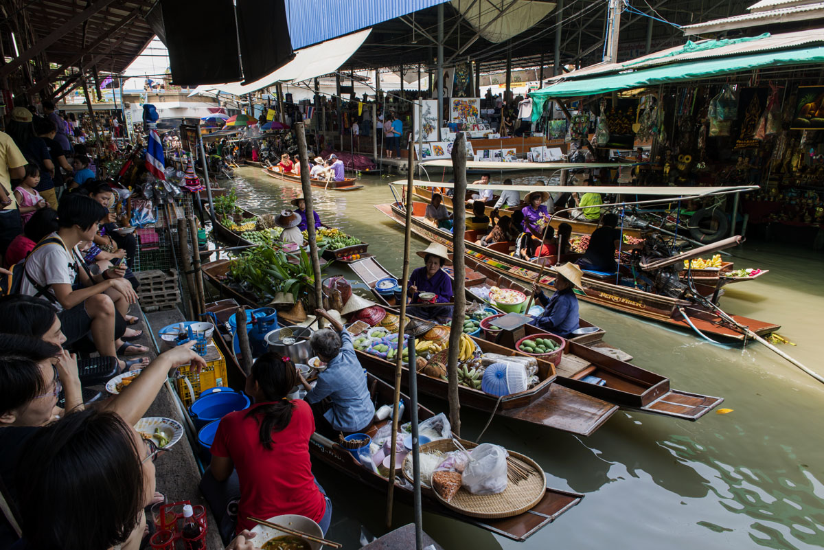 Colori al mercato su barche in Thailandia...