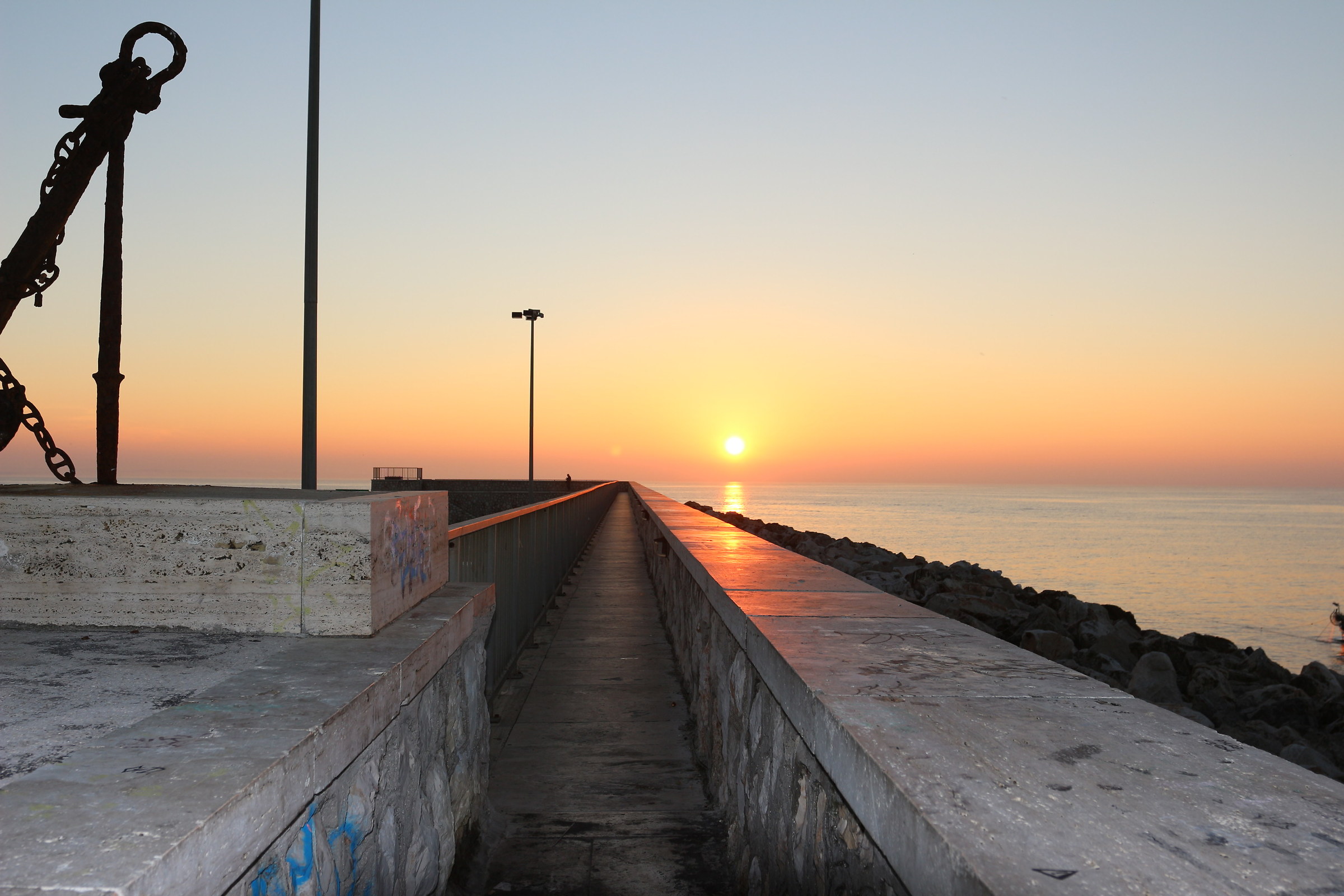Il sole oltre la banchina....