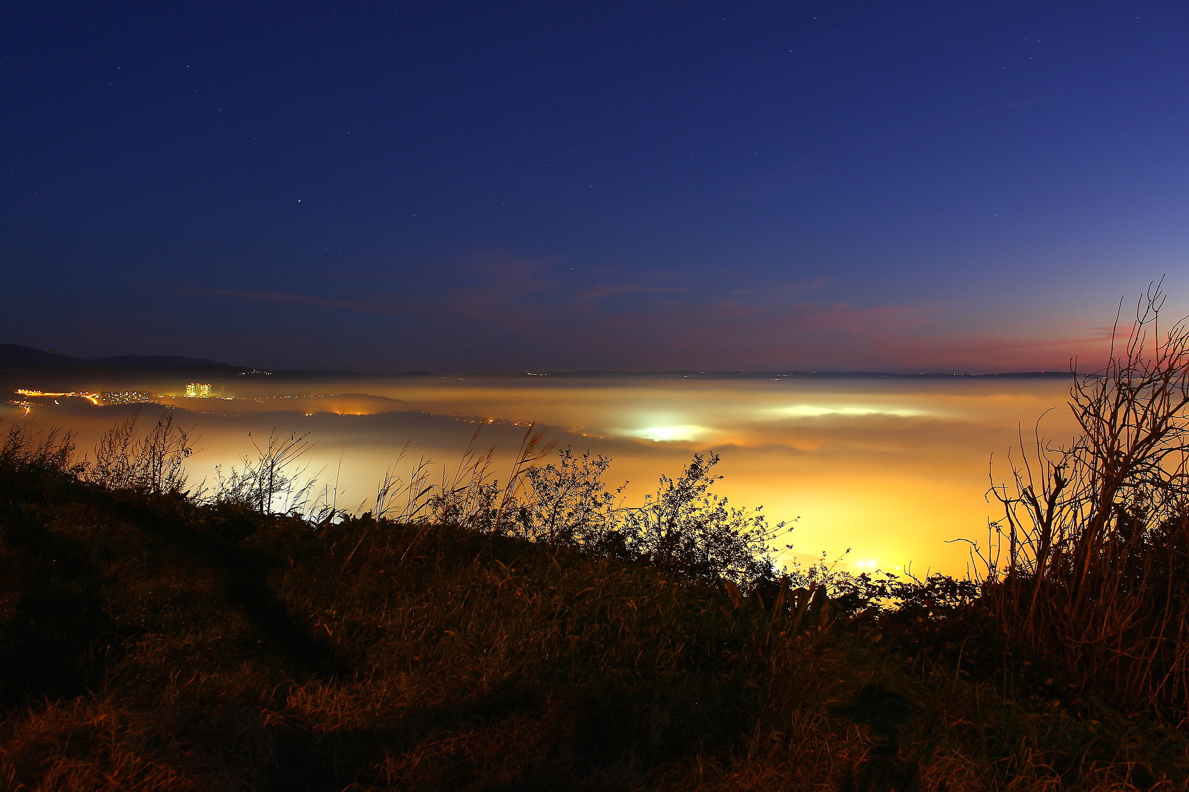 Al di là della...nebbia by night...