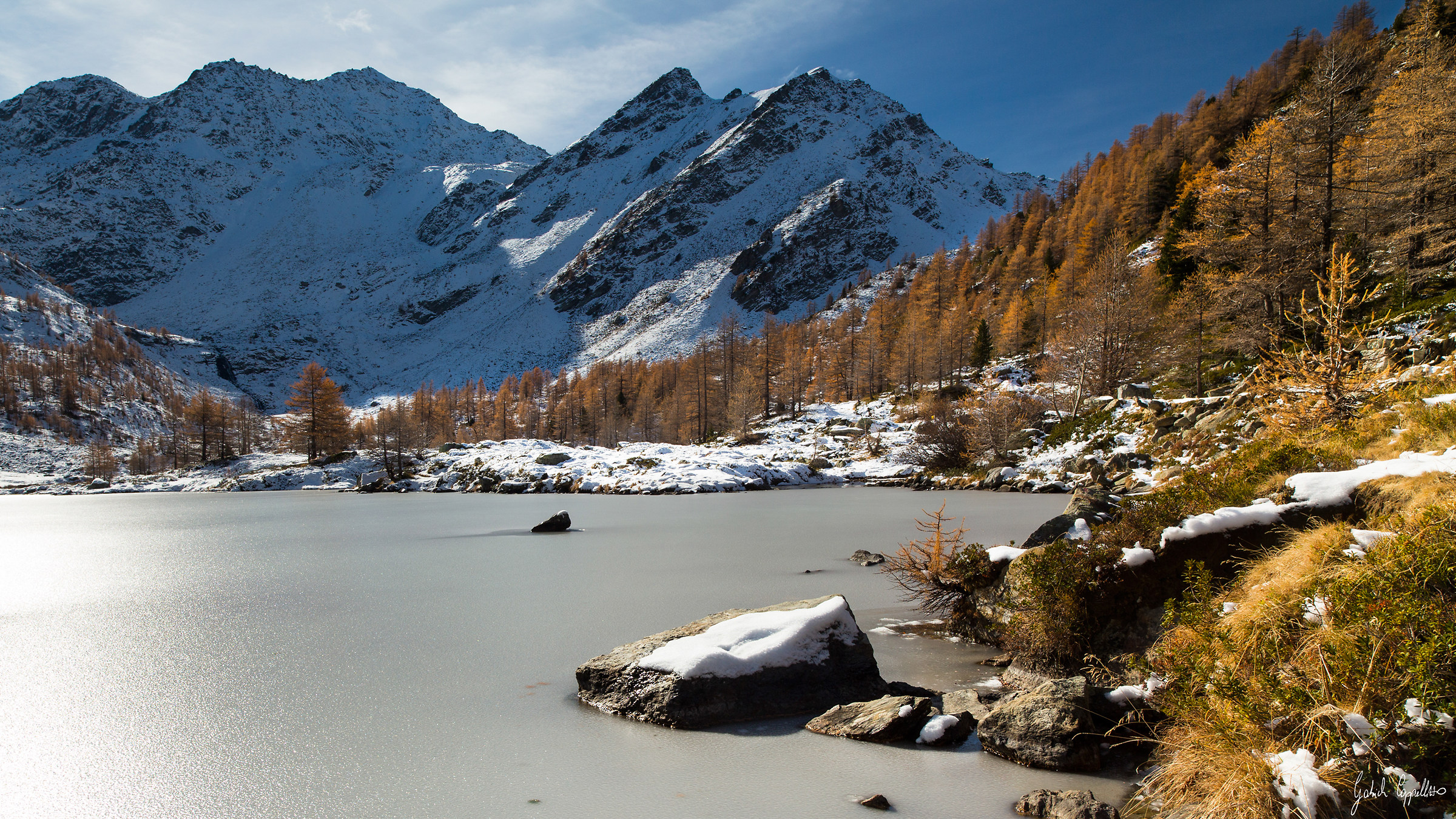 Nel silenzio dell'autunno il lago d'Arpy...