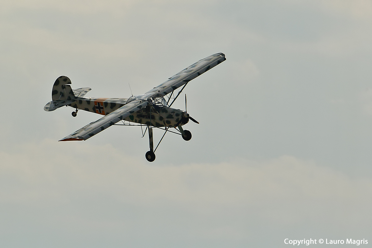 Fieseler Fi-156 Storch  in virata...
