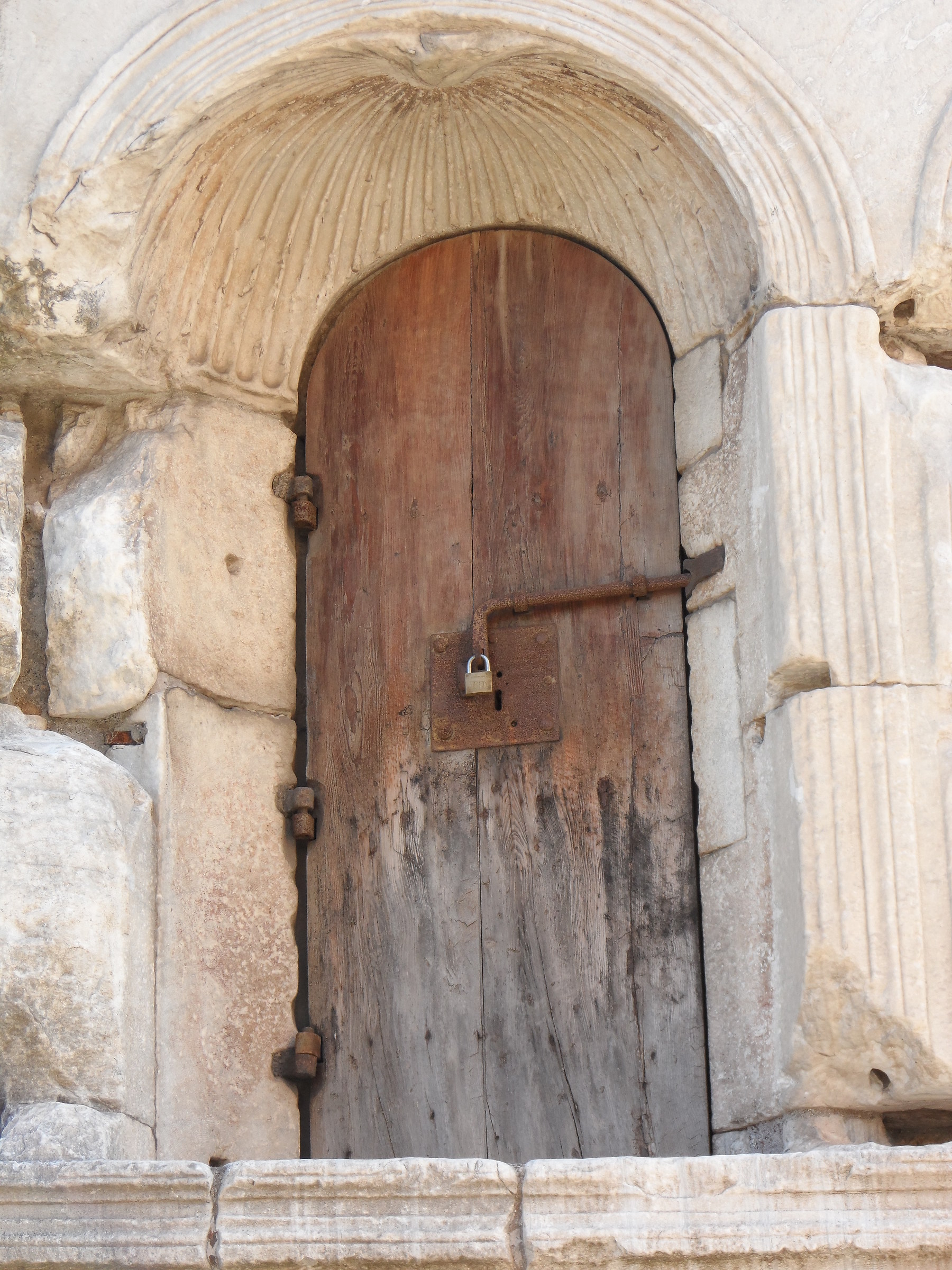 Porte chiuse all'Arco di Giano - Roma...