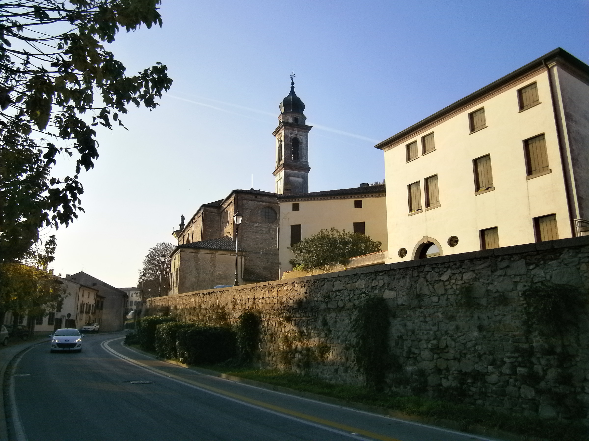 Monselice (Pd): Via Tassello con chiesa di San Martino...