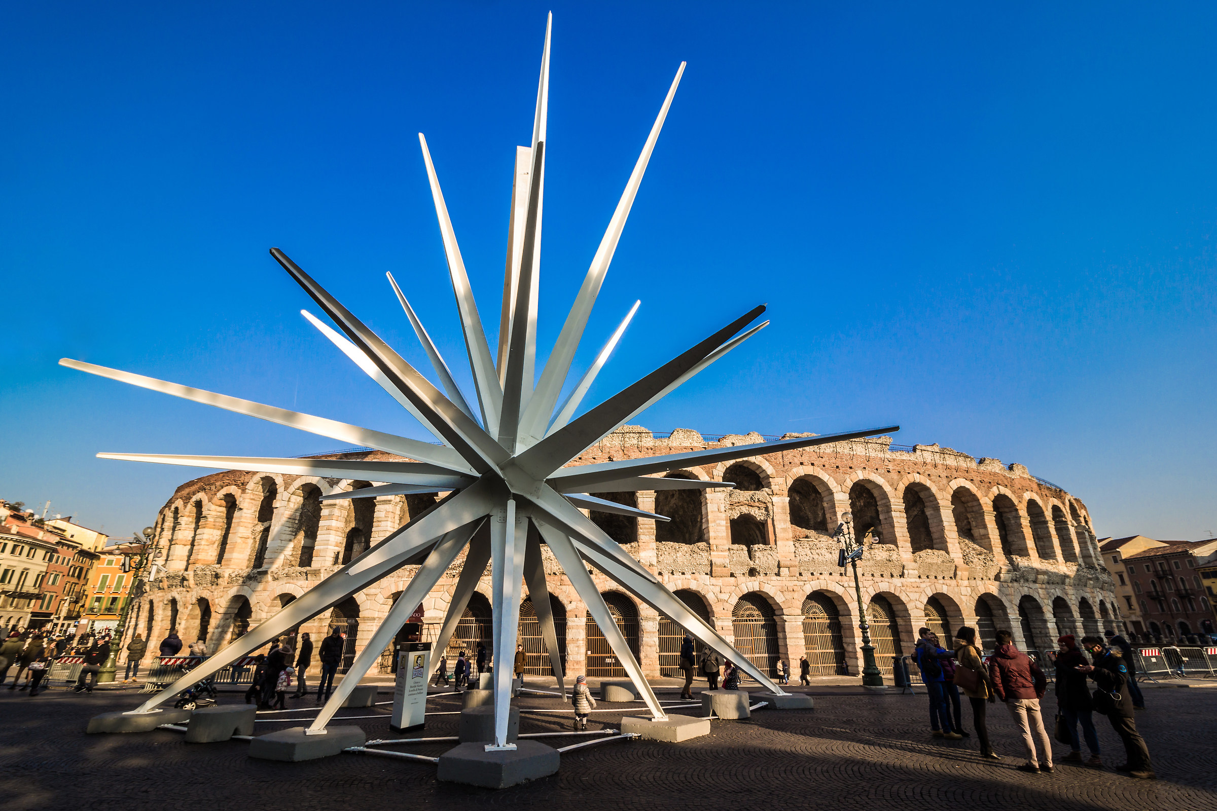 L'Arena di Verona con la Stella di Natale...