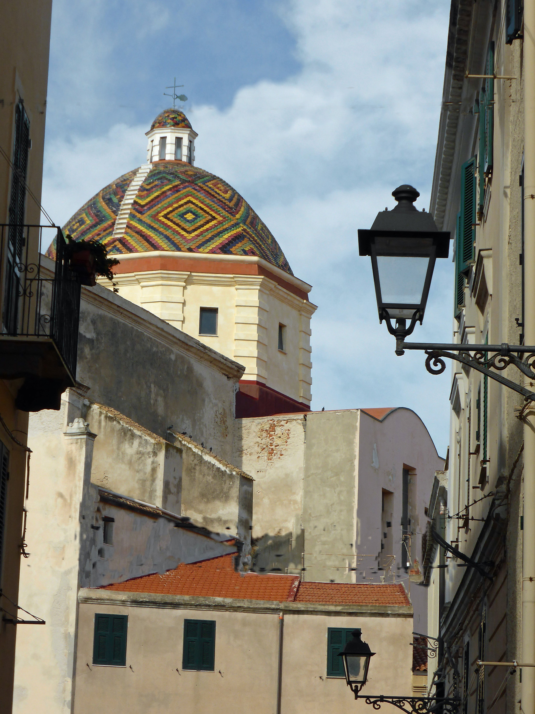 La cupola di maiolica di San Michele ad Alghero...