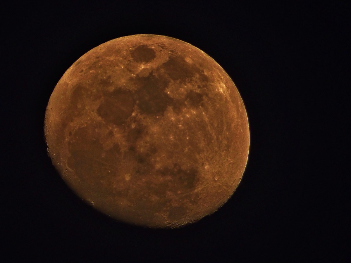 ... the moon nearly full - without tripod !!...