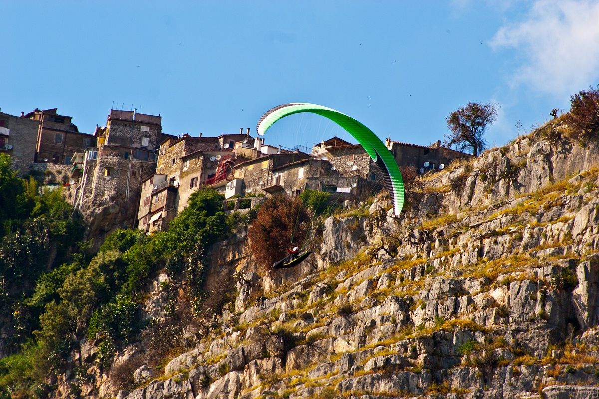 Paragliding in Norma...