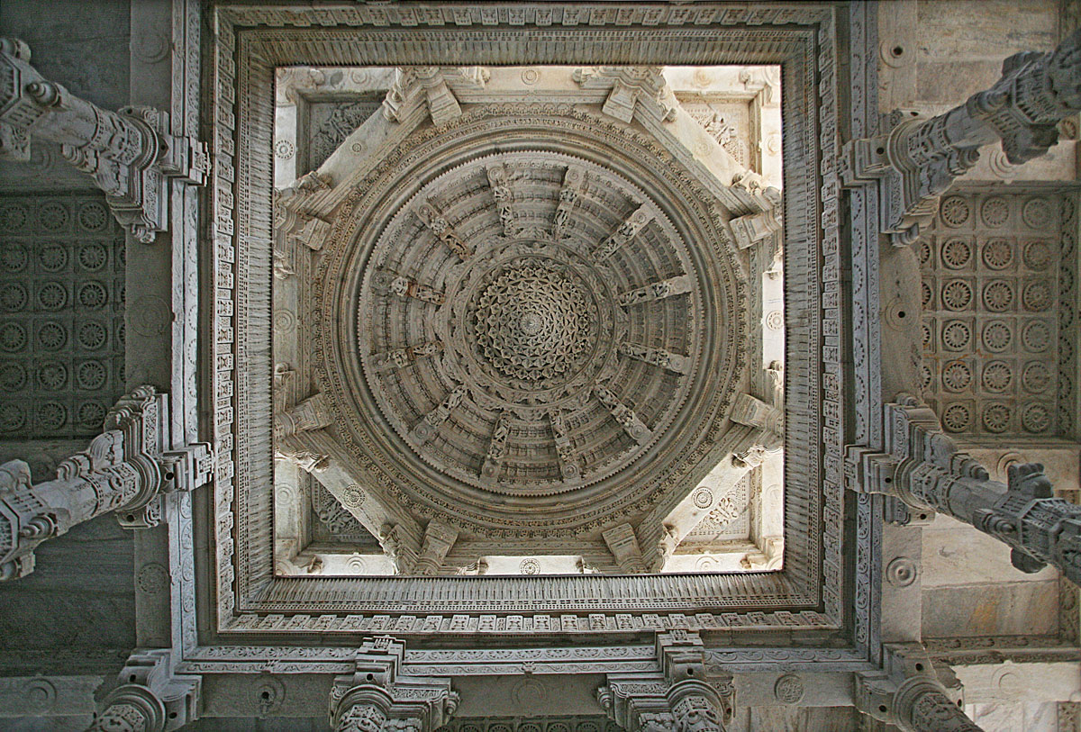 Cupola nel tempio jainista di Ranakpur in Rajasthan...