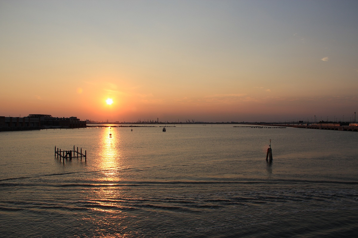 tramonto laguna di venezia verso marghera...