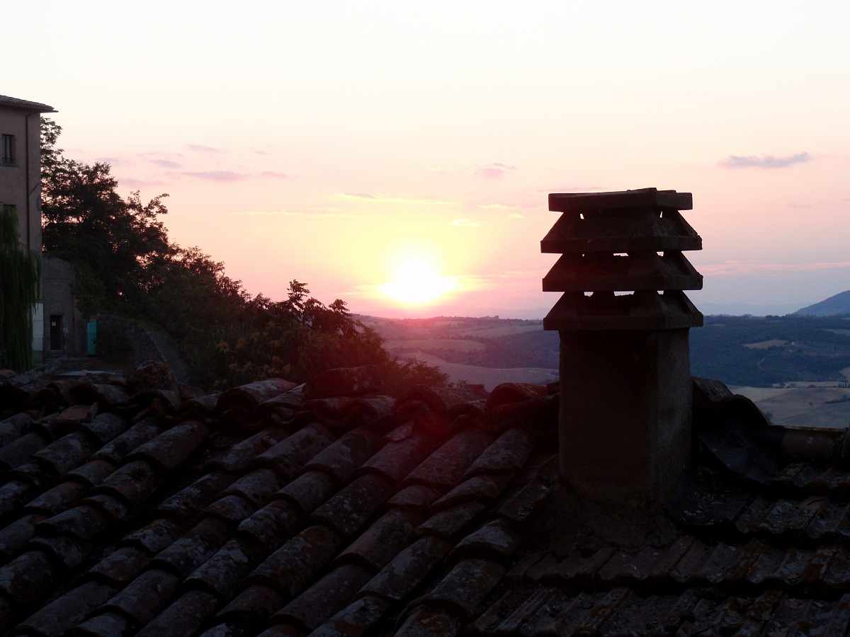 tramonto sui tetti a montepulciano...