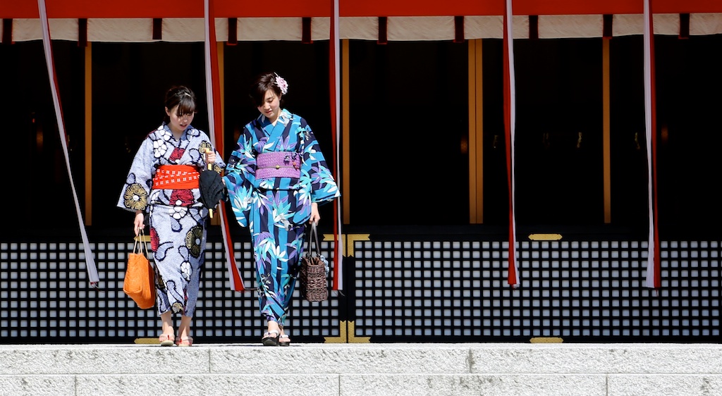 Kyoto tempio di Fushimi ragazze in vestiti tradizionali...
