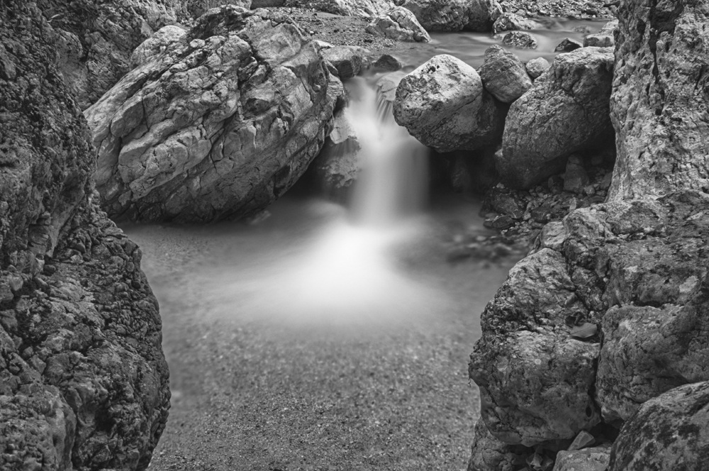 Cascata tra le rocce BW...