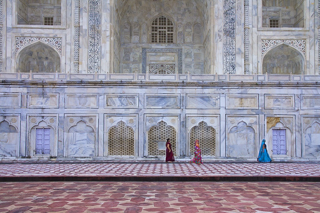 Three sari beside the Taj Mahal...