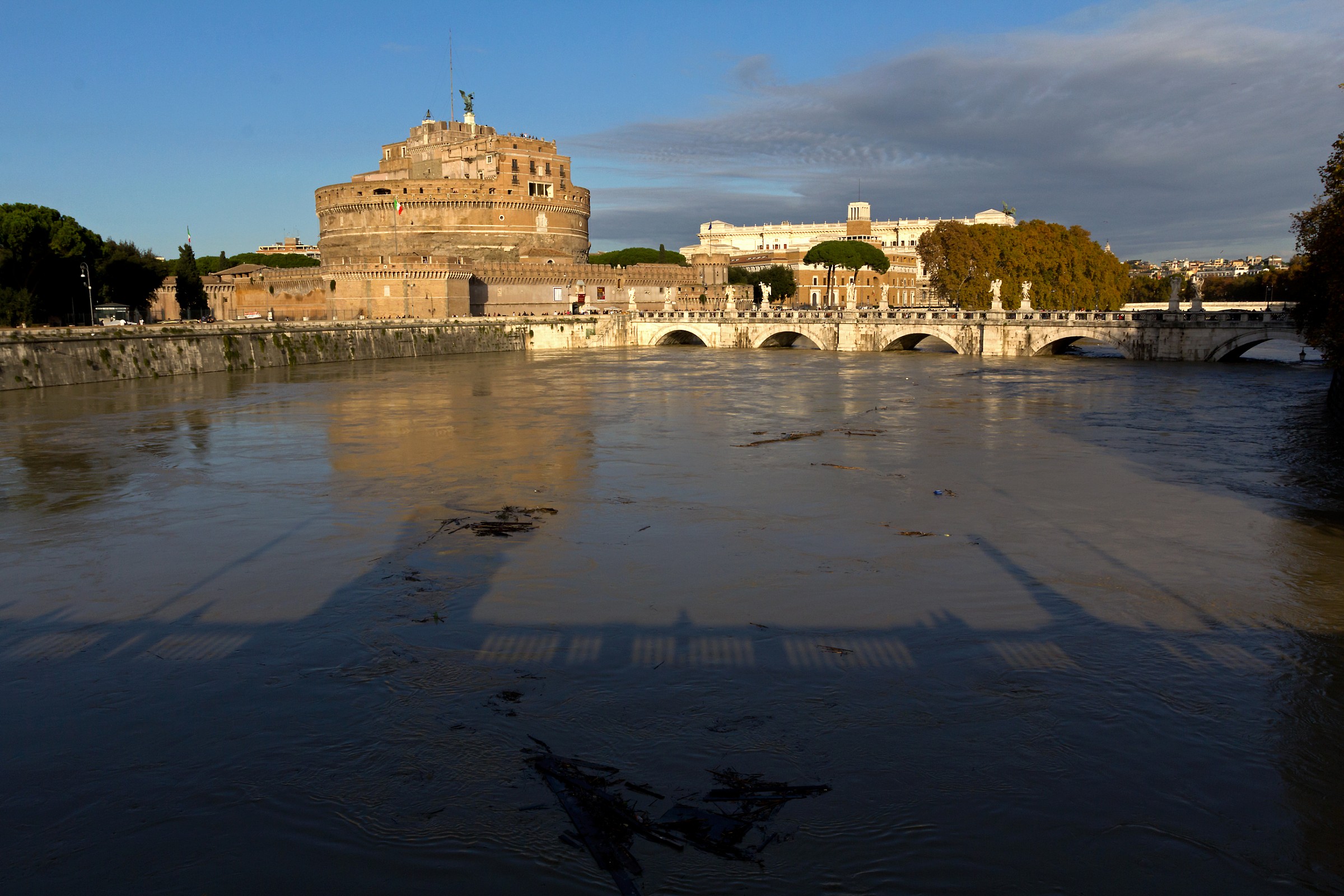 Castel S. Angelo and the Tiber in full...