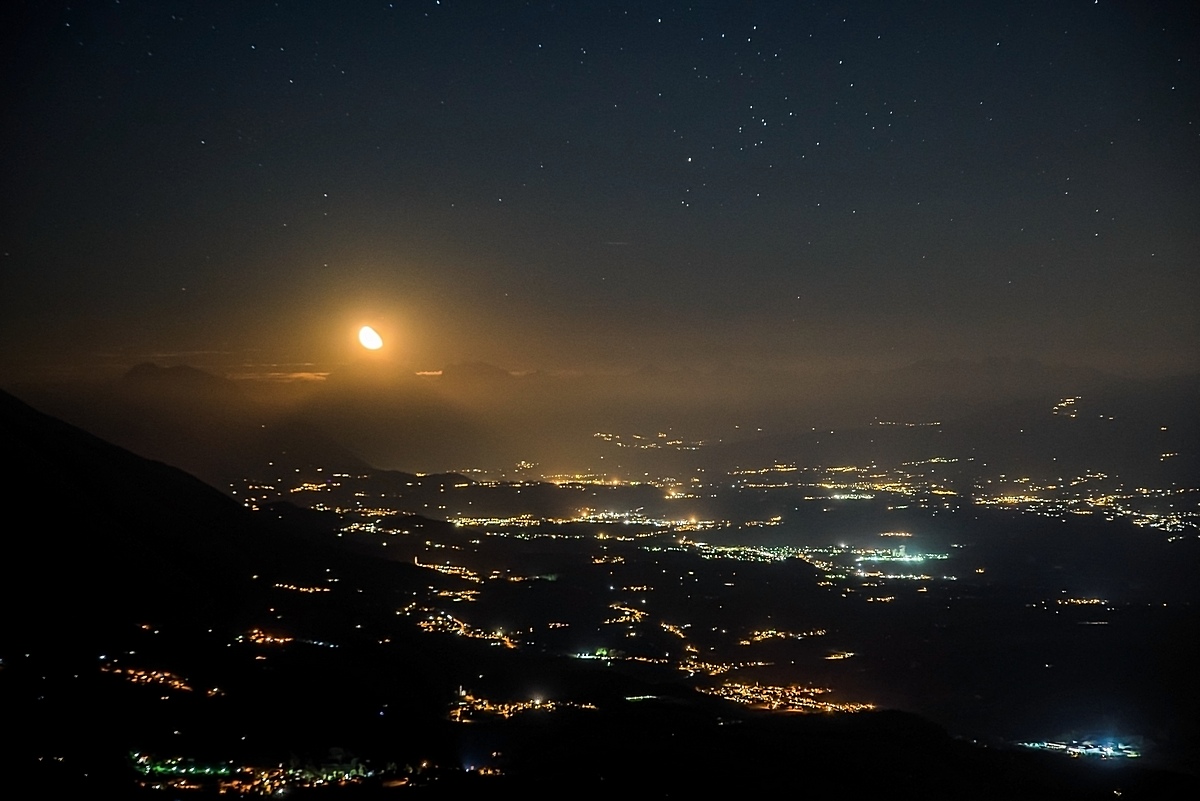 The moon rises from the mountains of Alpago ...