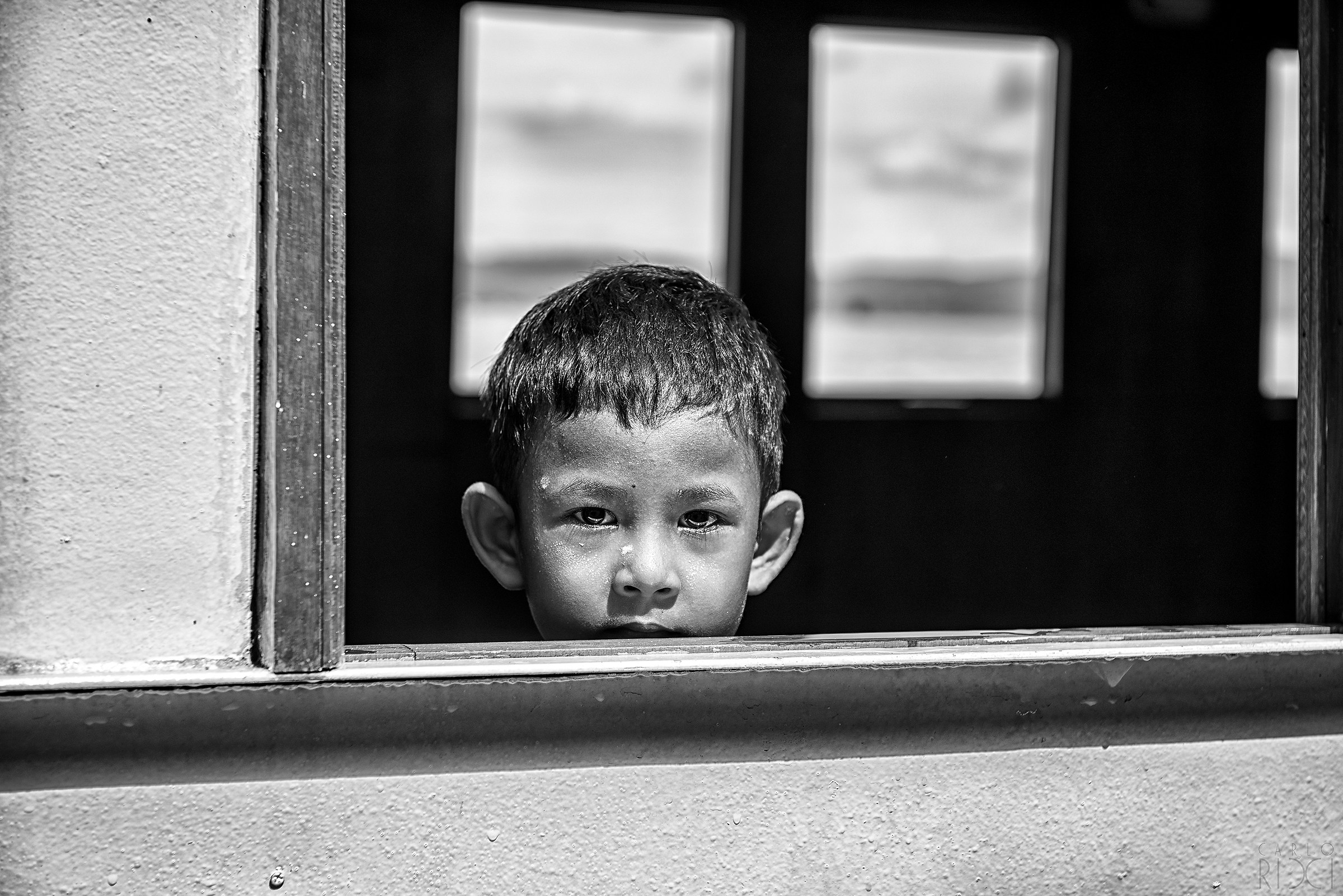 Bambino sul battello a Yangon...