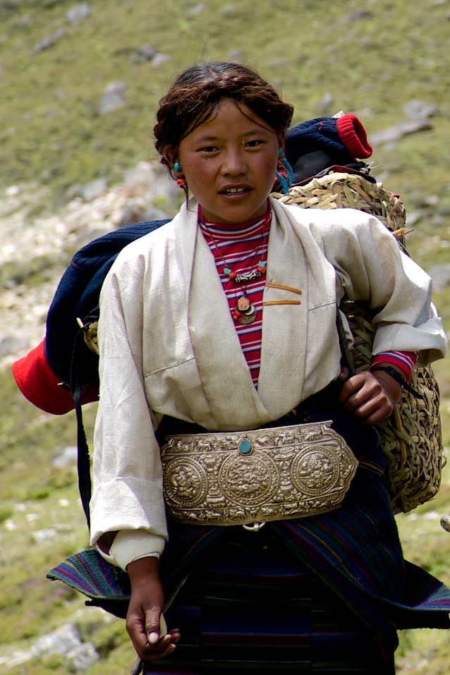 Young woman pilgrim - Towards The Langma 5350 m...