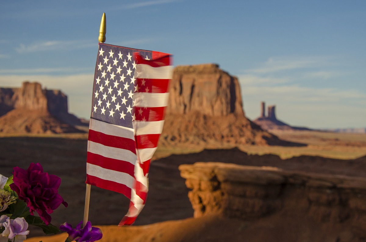 1 Monument Valley - American falg...