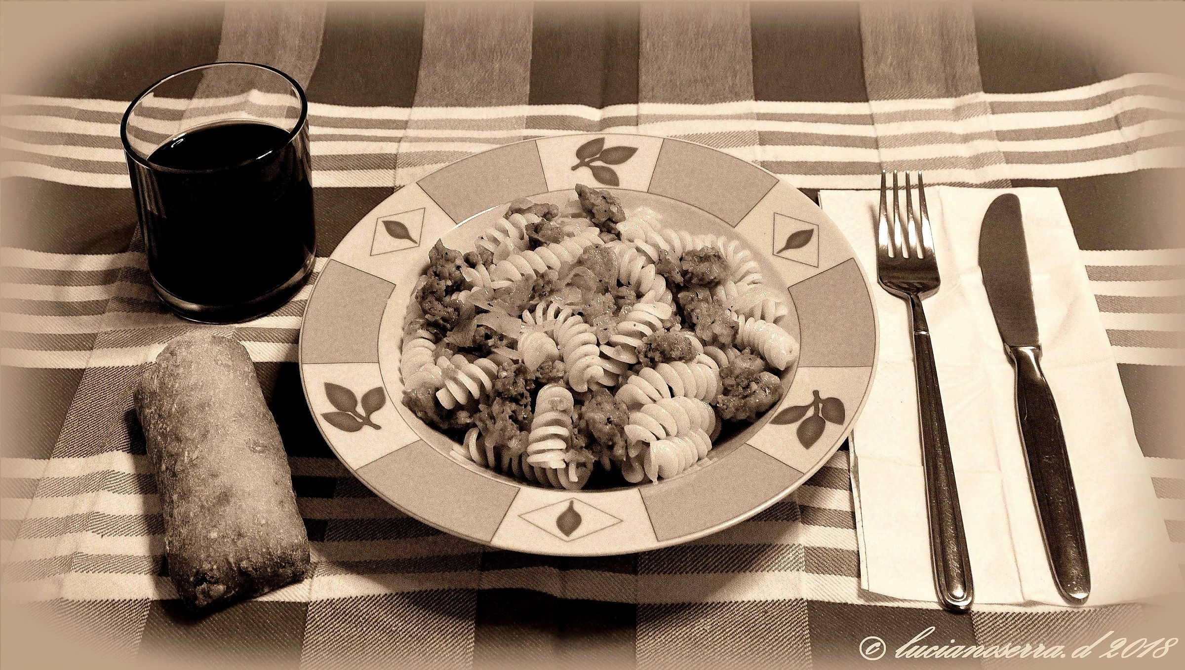 Pasta with sausage and blond onion...