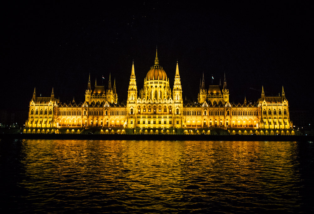 Budapest, Parlamento dal Danubio...