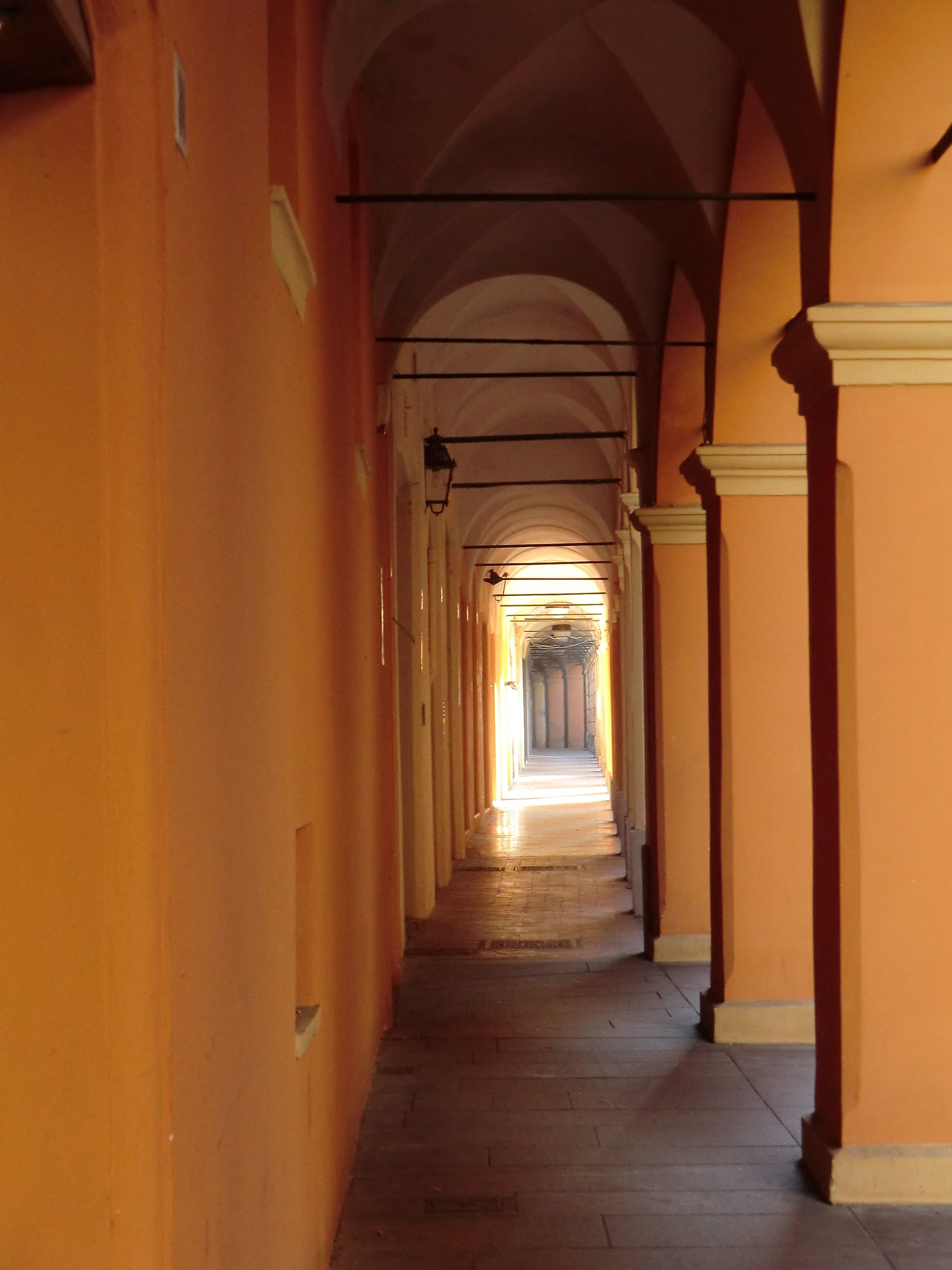 Sotto i portici di Modena...