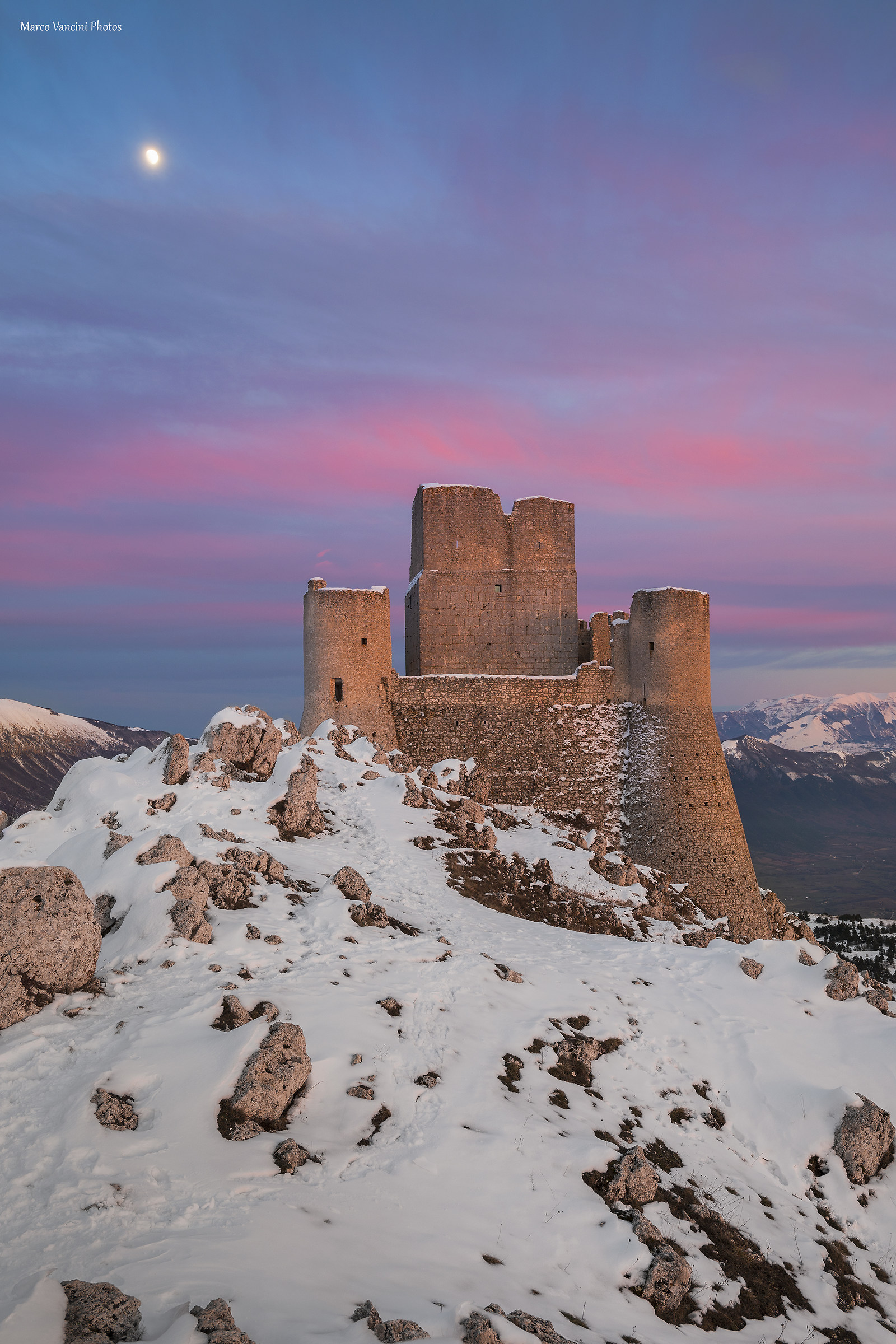 Il castello, la luna e il tramonto...