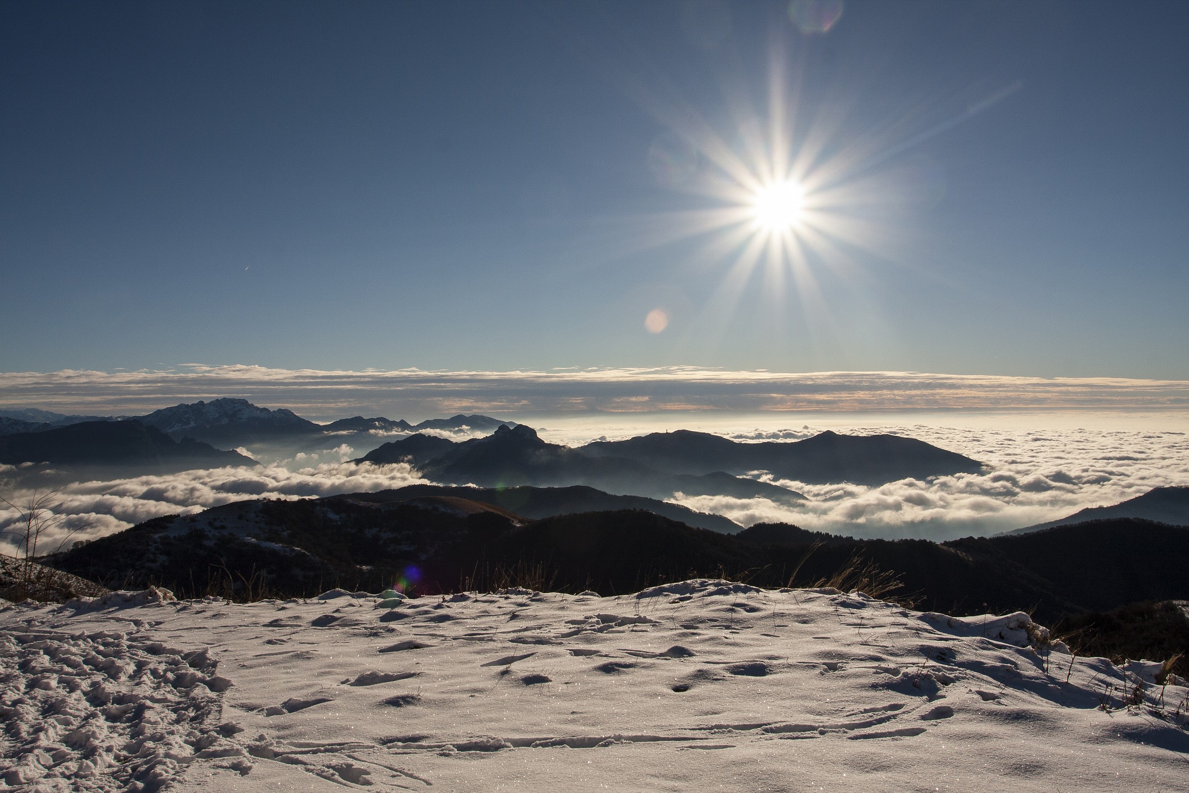 Sea of ??clouds from the summit of Monte San Primo...