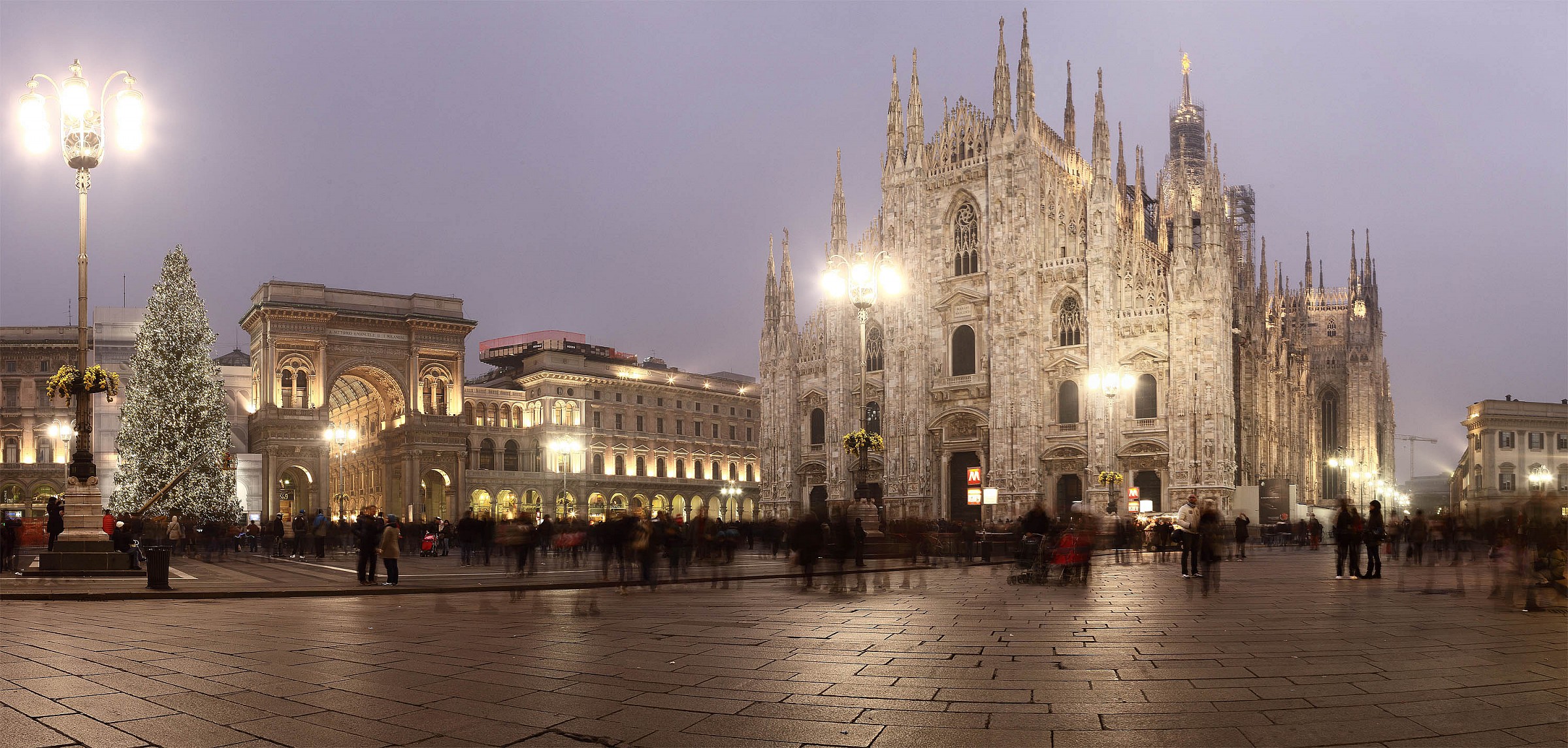 Overview - Piazza Duomo Milan...