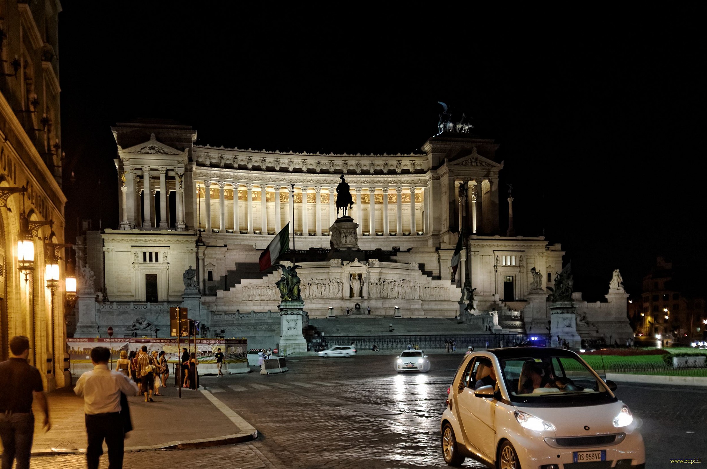 The altar of the fatherland by night...