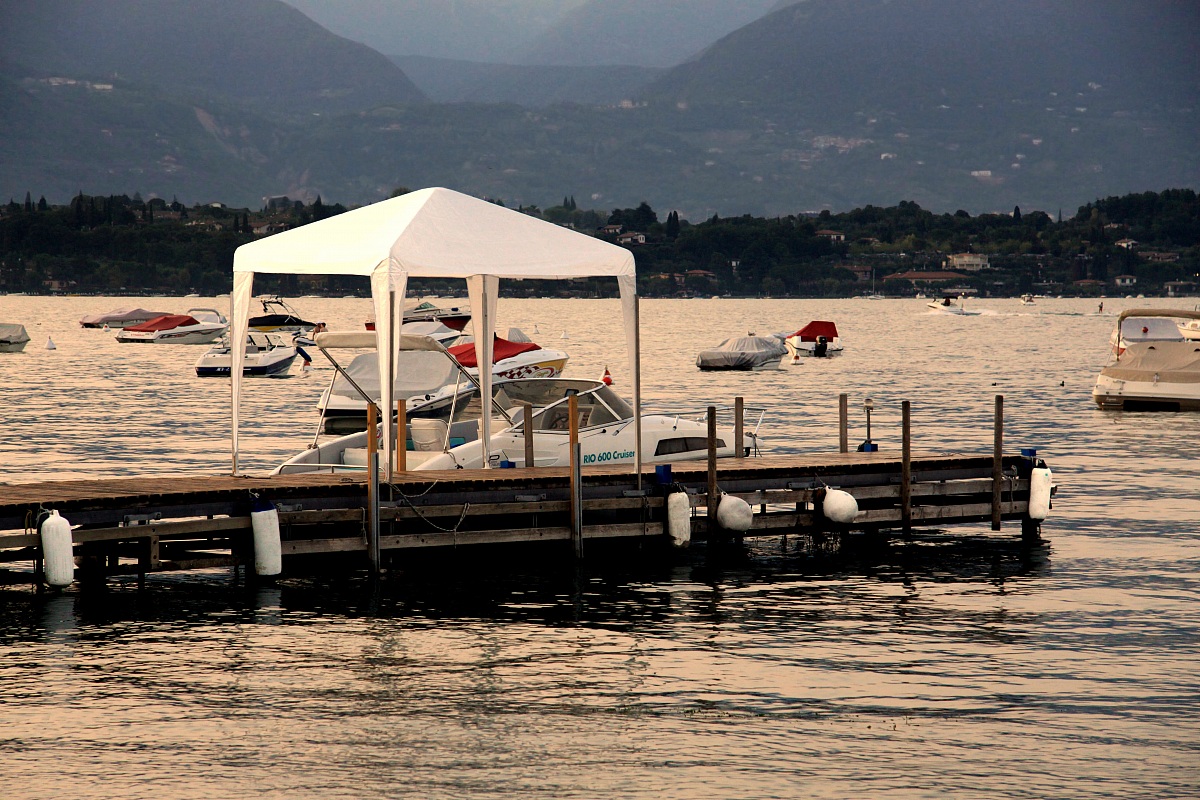 Tramonto dorato a Porto Torchio, lago di garda...