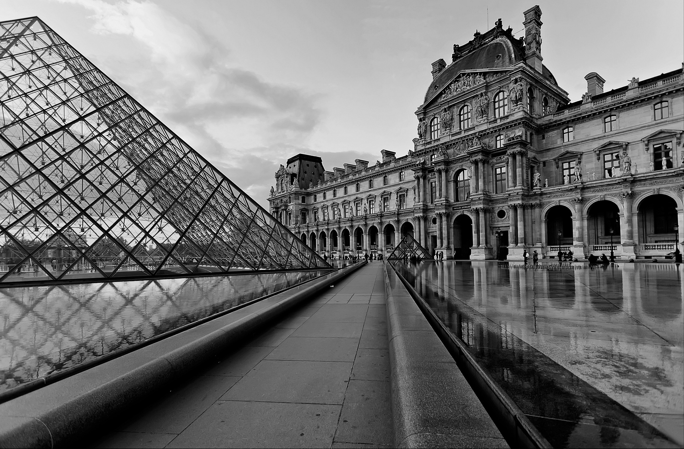 Pyramid du Louvre...
