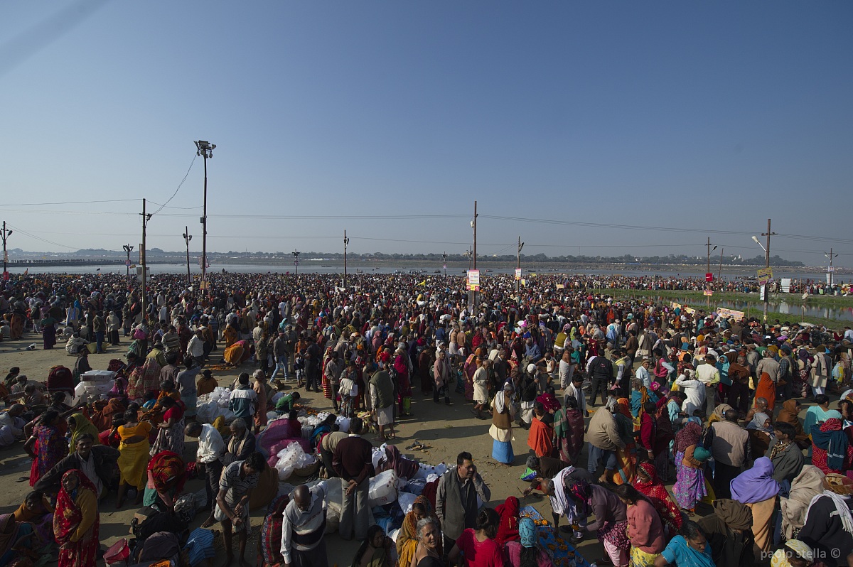 the crowd waiting for the ritual bath...