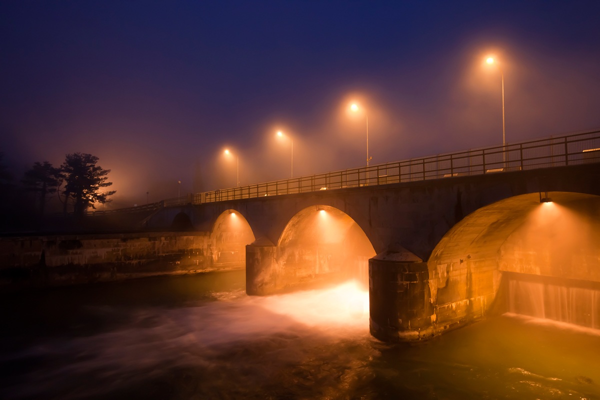 Dam on the Mincio shrouded in fog...