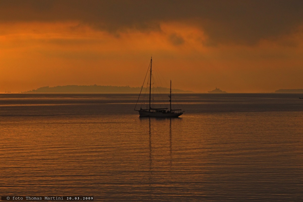 Barca all' alba in Costa Azzurra...