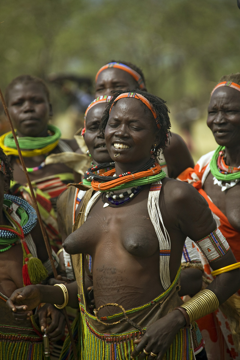 Donne Toposa durante le danze   Sud Sudan...