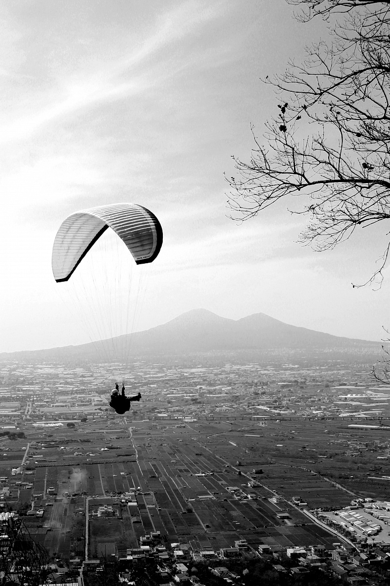 In flight with the Vesuvius on the horizon...