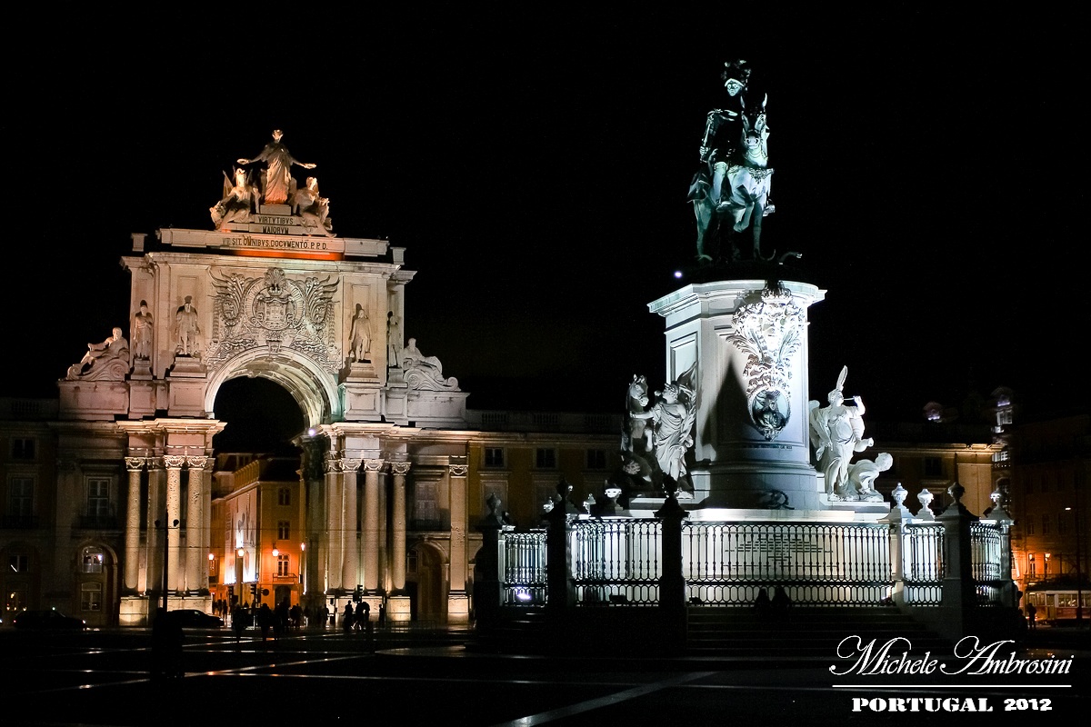 Arco da Vitoria and the equestrian statue of King José I...