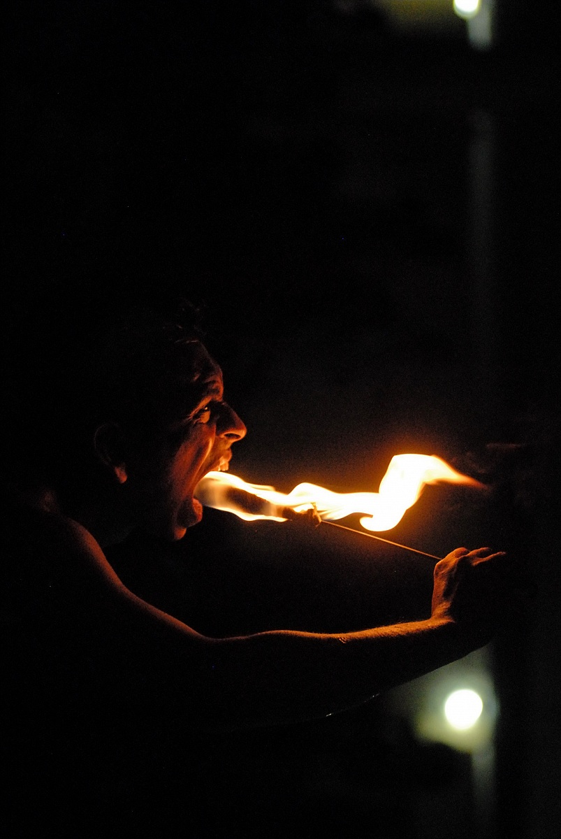 Fire-eater - Sigiriya (Sri Lanka)...